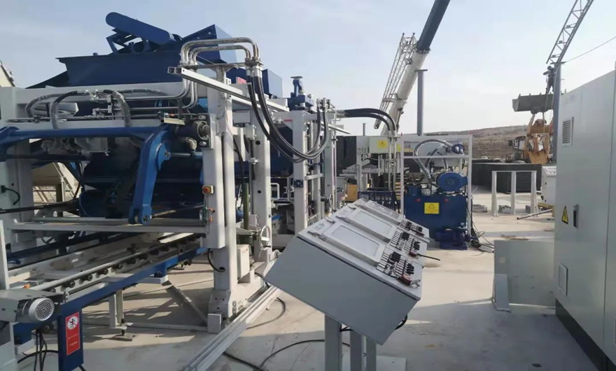 项目现场|线上赌博app股份ZN900C全自动生态砌块成型机生产线于西北地区已经进入安装调试阶段