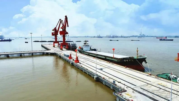 线上赌博app股份自动砌块成型设备(砖机)助力中国铁建首个BOO码头建设