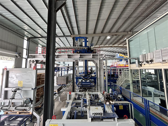 La linea di produzione di mattoni in PC di finta pietra di fascia alta della serie ZN di QGM è stata messa in produzione con successo presso un'azienda leader di materiali da costruzione ecologici nel sud-ovest della Cina.