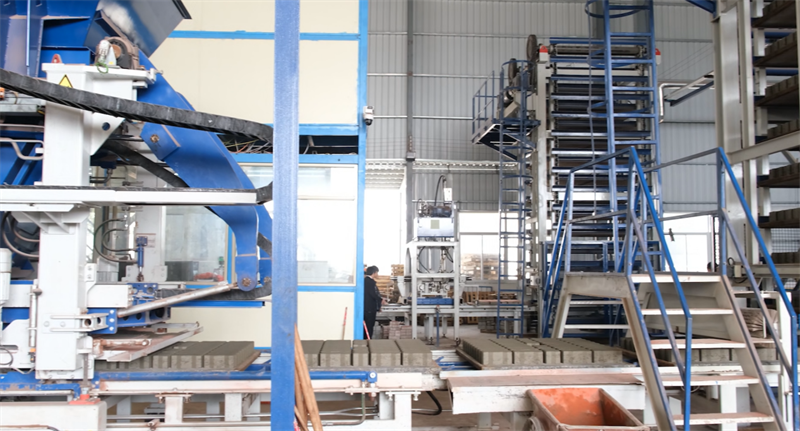 1 台の機械、複数のレンガ、省エネと炭素削減、QGM Zenith 15 モデルは環境に優しい建築材料の「QGM モデル」を作成します